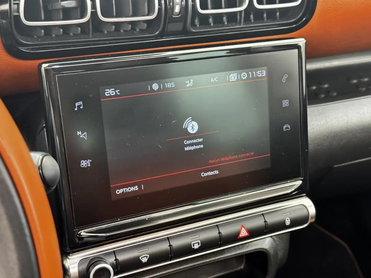 Écran tactile central noir affichant la connexion Bluetooth dans l’habitacle marron du Citroën C3 Aircross 2020.