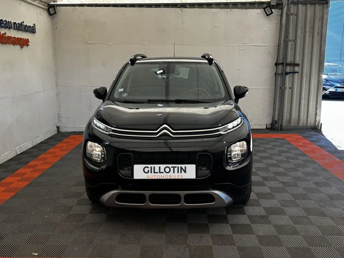 Vue avant d'un Citroën C3 Aircross noir avec calandre chromée et plaques d'immatriculation GILLOTIN.