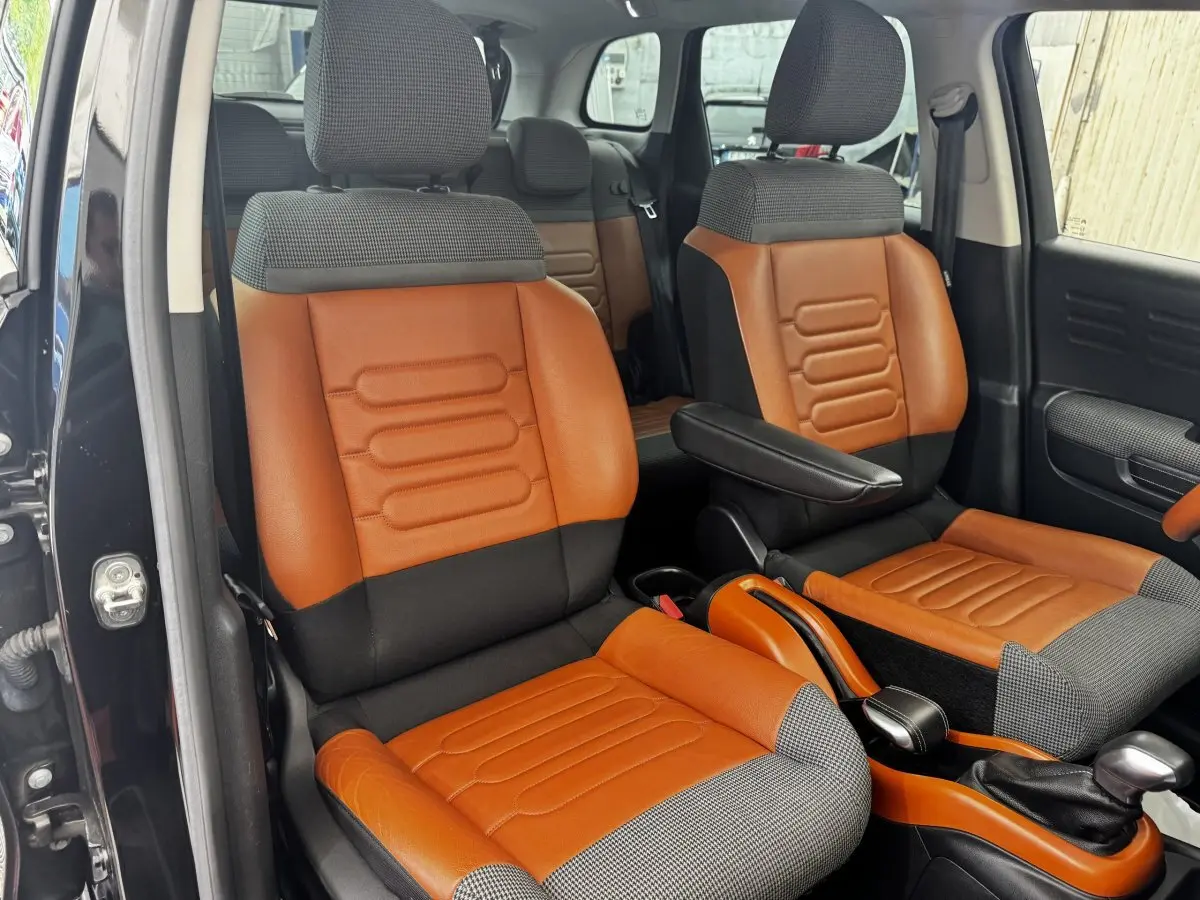Vue intérieure côté conducteur de la Citroën C3 Aircross 2020, sièges bicolores cuir et tissu noir et marron.