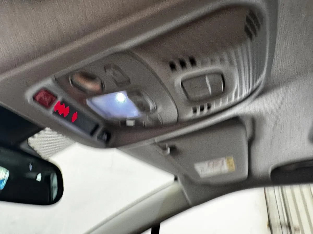 Plafonnier intérieur avec éclairage et commandes, vue depuis l'avant droit du Citroën C3 Aircross noir.