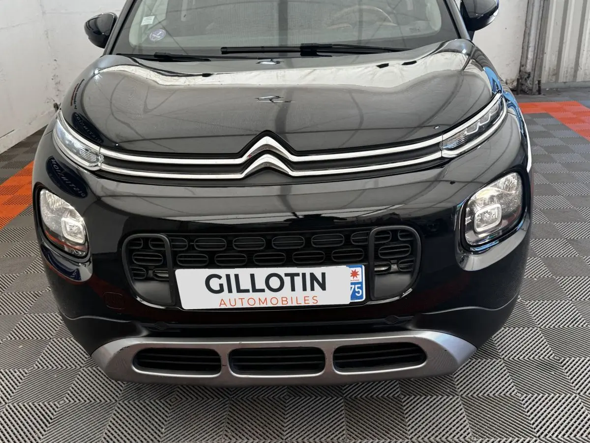 Vue avant rapprochée d'une Citroën C3 Aircross noire avec calandre distinctive et plaques d'immatriculation GILLOTIN.