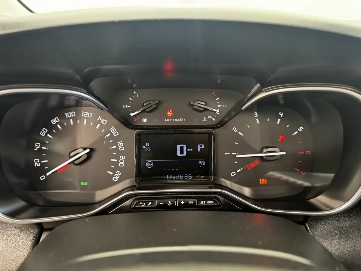 Vue rapprochée du tableau de bord numérique du Citroën C3 Aircross 2020, affichage multifonctions en noir.