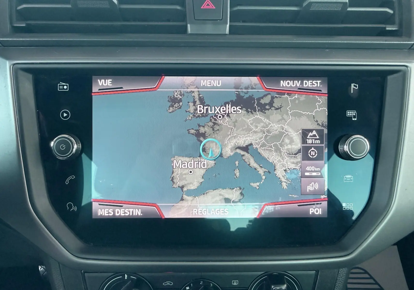 Écran tactile du GPS de la SEAT Ibiza 2020 affichant une carte centrée sur l'Europe avec Madrid et Bruxelles.