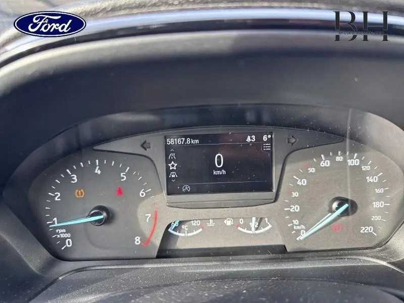 Vue rapprochée du tableau de bord de la Ford Fiesta blanc glacier 2020, affichant le compteur et l'écran digital.