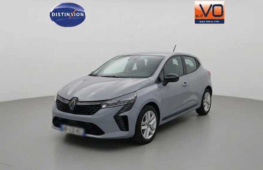 Renault Clio V Blue dCi 100 ch gris vue 3/4 avant droit avec calandre noire et phares LED fins.