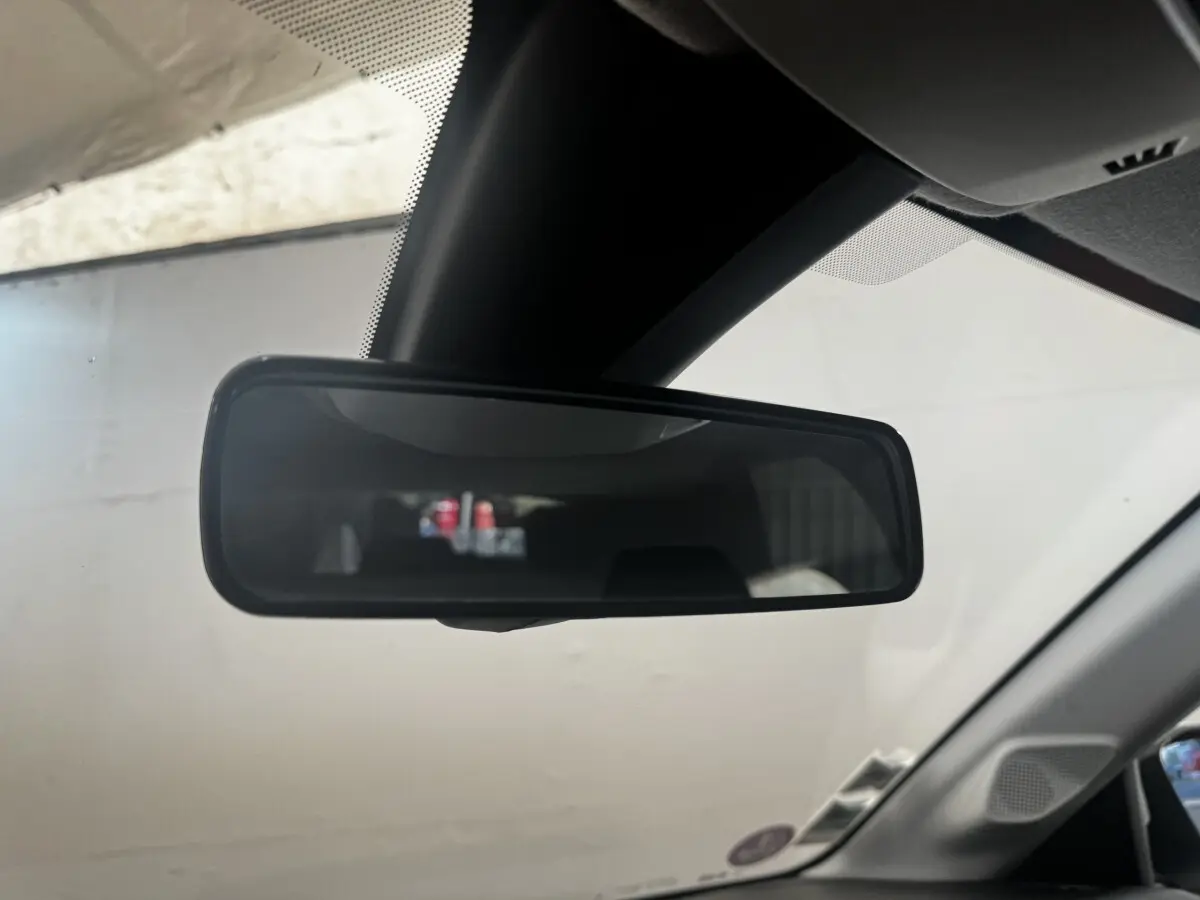 Rétroviseur intérieur de Peugeot 208 PureTech 100 blanc, vue rapprochée depuis l'habitacle côté conducteur.