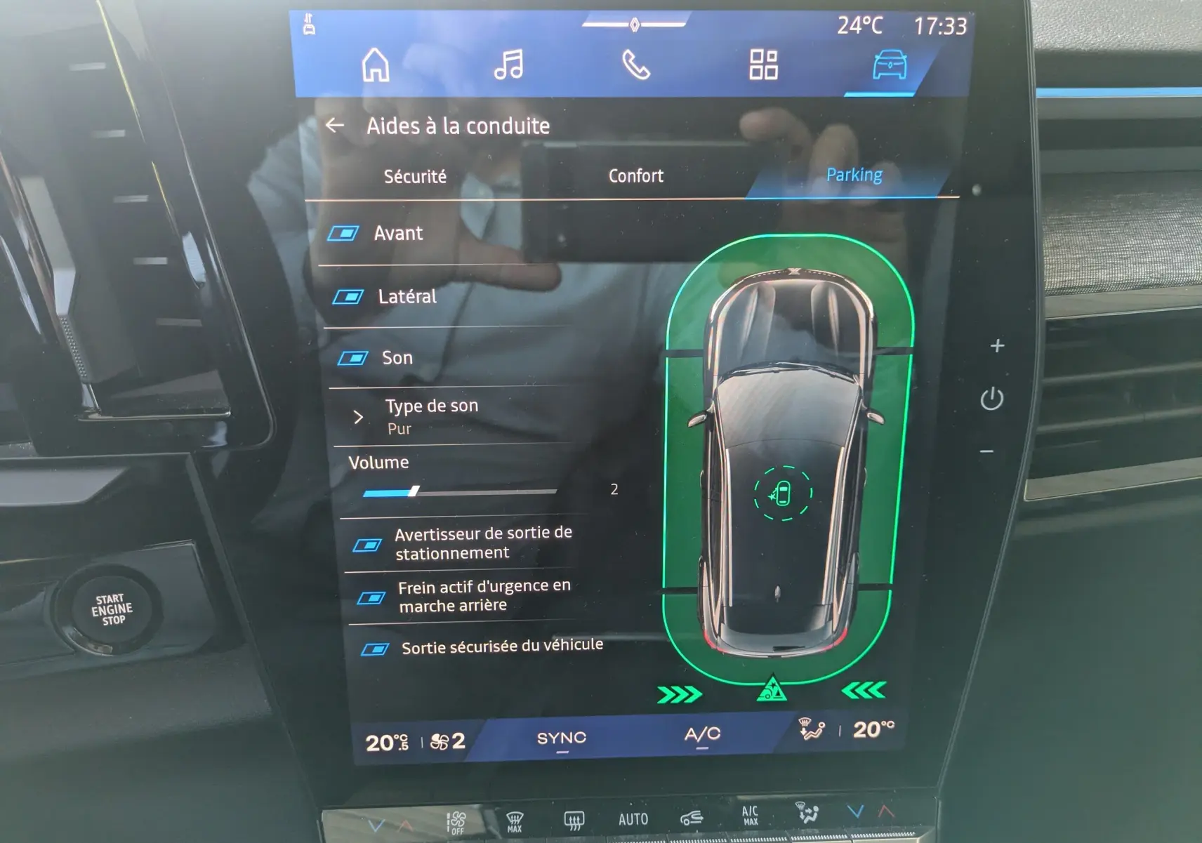 Écran tactile intérieur du Renault Austral 2025 montrant l'assistance au stationnement avec vue du véhicule en noir.