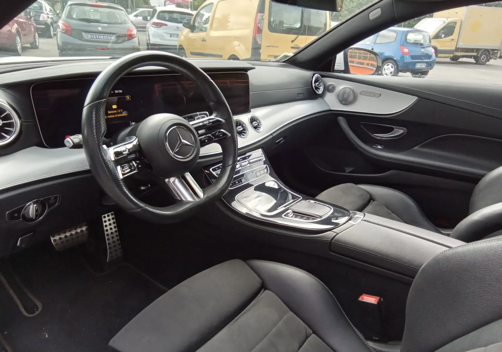 Intérieur noir de la Mercedes Classe E Coupé 220D AMG Line 2020, vue côté conducteur avec tableau de bord moderne.