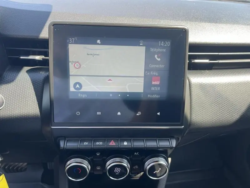 Écran tactile central avec GPS et commandes climatisation dans le tableau de bord d'une Renault Clio noir étoile 2020.