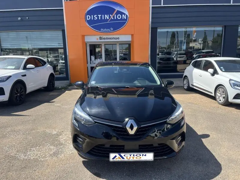 Vue de face d'une Renault Clio 1.6 E-Tech 140ch Business 2020 en noir étoile devant un concessionnaire Distinxion.