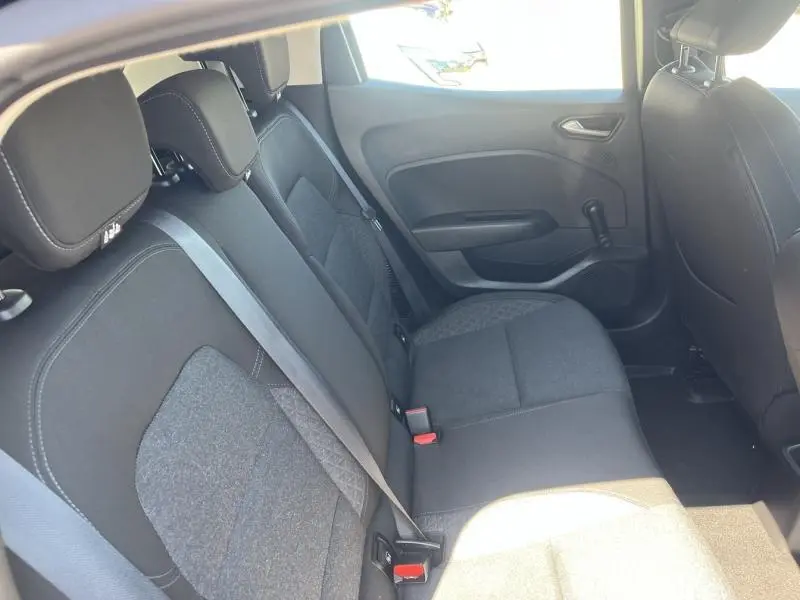 Vue intérieure côté droit de la banquette arrière en tissu noir avec motifs surpiqués de la Renault Clio 1.6 E-Tech 2020.