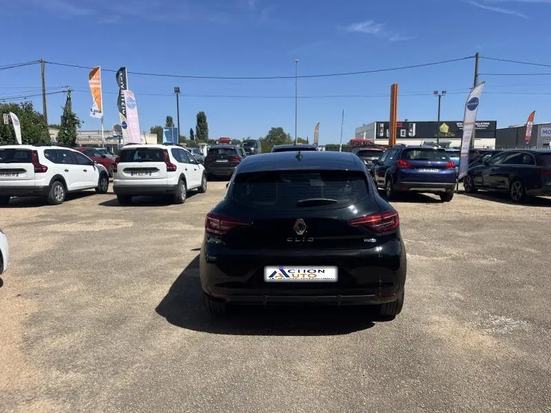 Vue arrière d'une Renault Clio 1.6 E-Tech 140ch Business 2020 en noir étoile sur un parking extérieur.