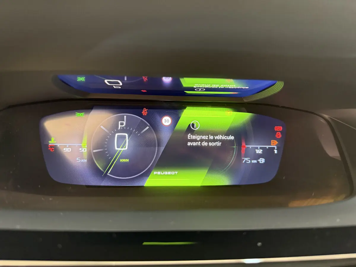 Combiné d'instruments numérique de Peugeot 308 Hybrid 2024, affichage couleur avec message d'arrêt du véhicule.
