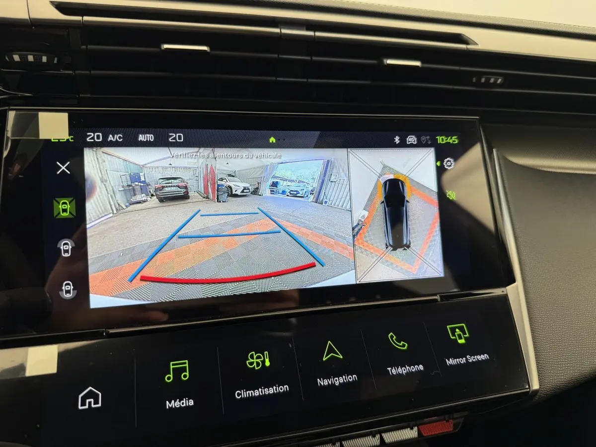 Écran tactile central de la Peugeot 308 Hybrid 136 e-DCS6 GT montrant la caméra de recul et l'aide au stationnement.