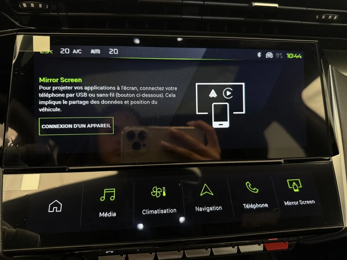 Écran tactile central de la Peugeot 308 Hybrid 136 e-DCS6 GT 2024 affichant le menu Mirror Screen en intérieur noir.