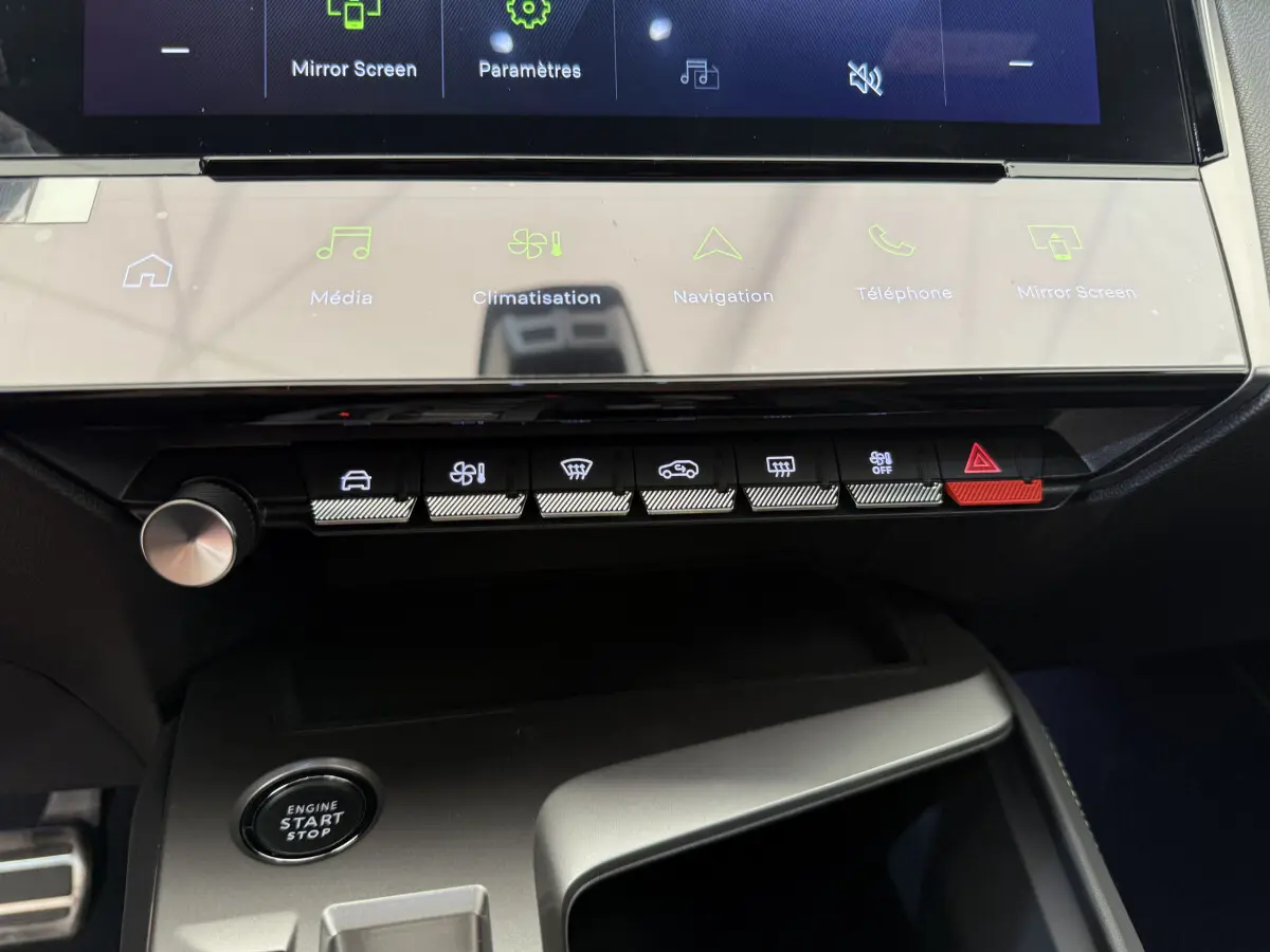 Vue rapprochée du tableau de bord de la Peugeot 308 Hybrid 136 e-DCS6 GT 2024, avec écran tactile et commandes tactiles.