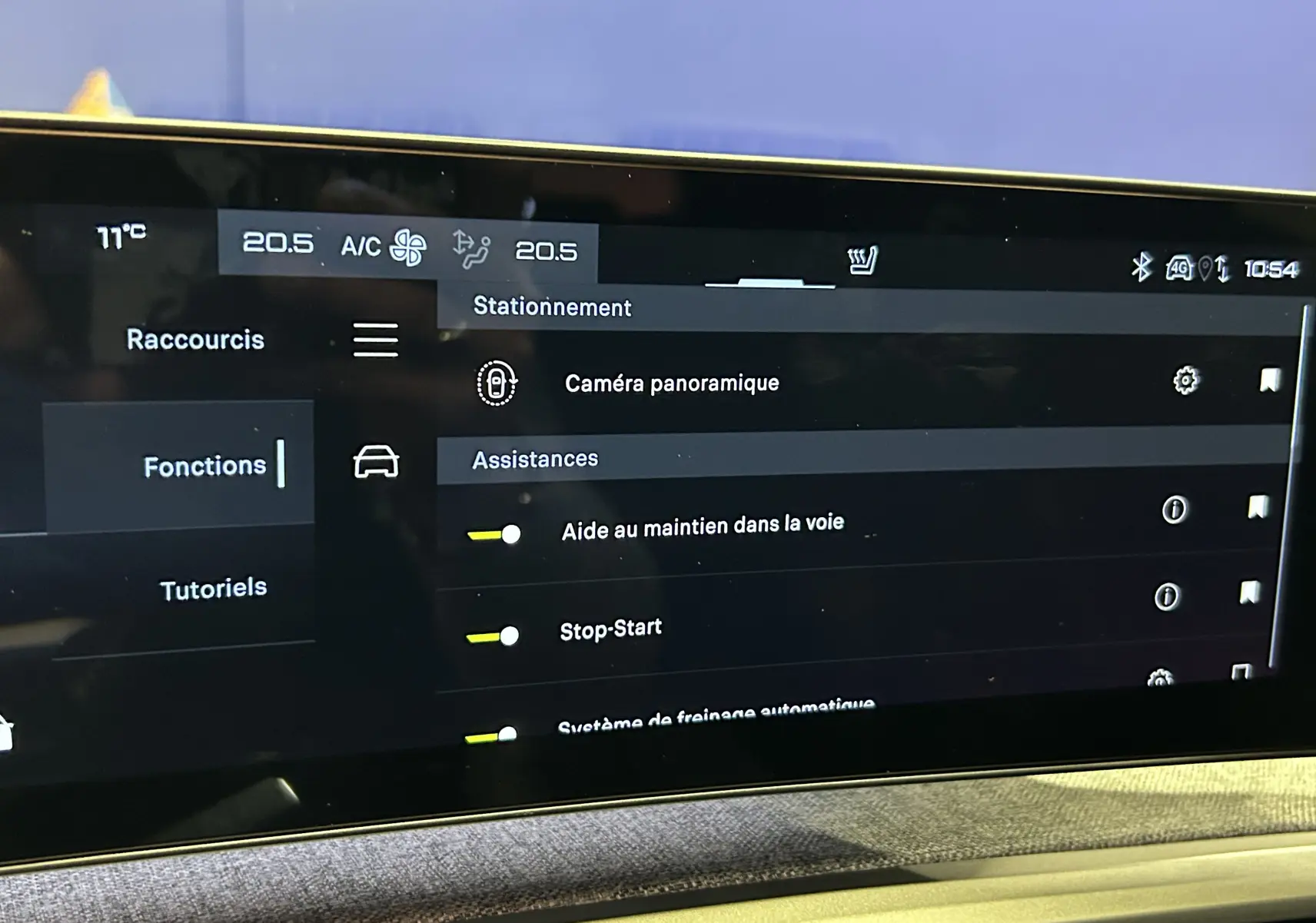 Écran tactile du système multimédia du Peugeot 5008 bleu Obsession, affichant les options d'assistance à la conduite.