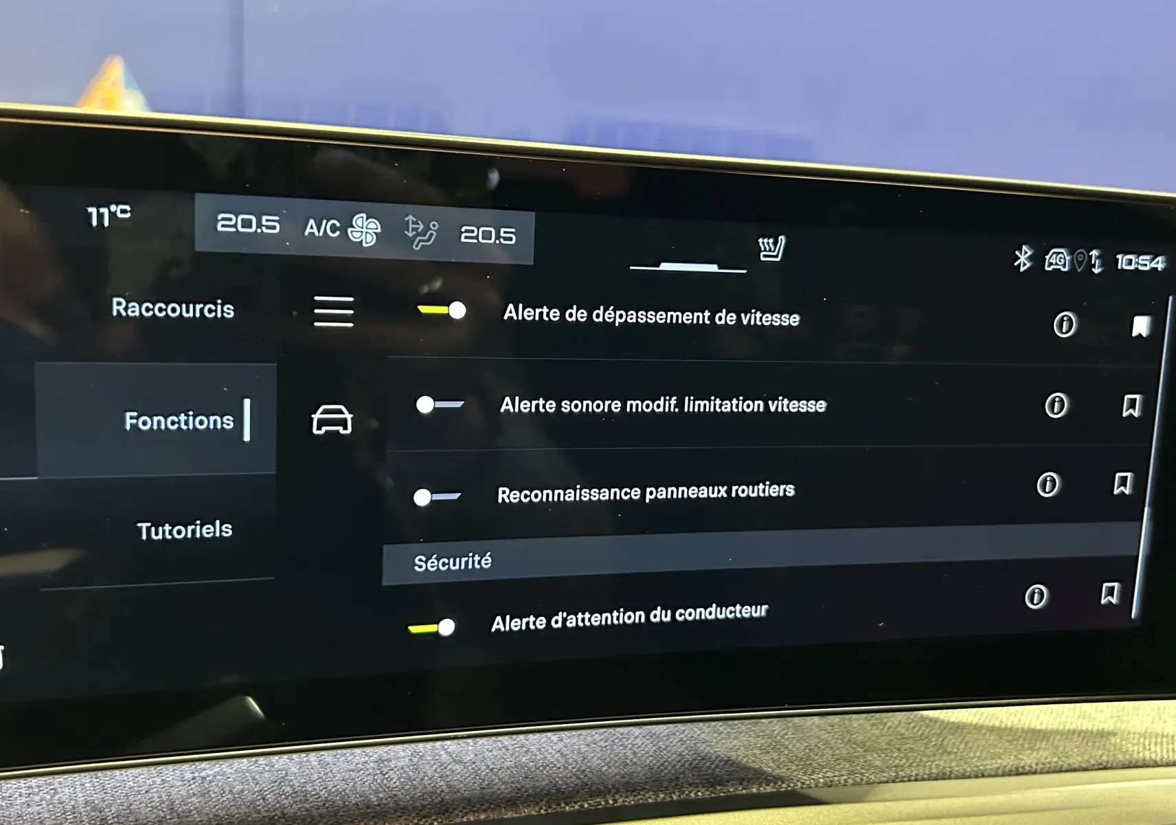 Écran tactile intérieur du Peugeot 5008 III Hybrid 145 GT affichant les options de sécurité et alertes conducteur.
