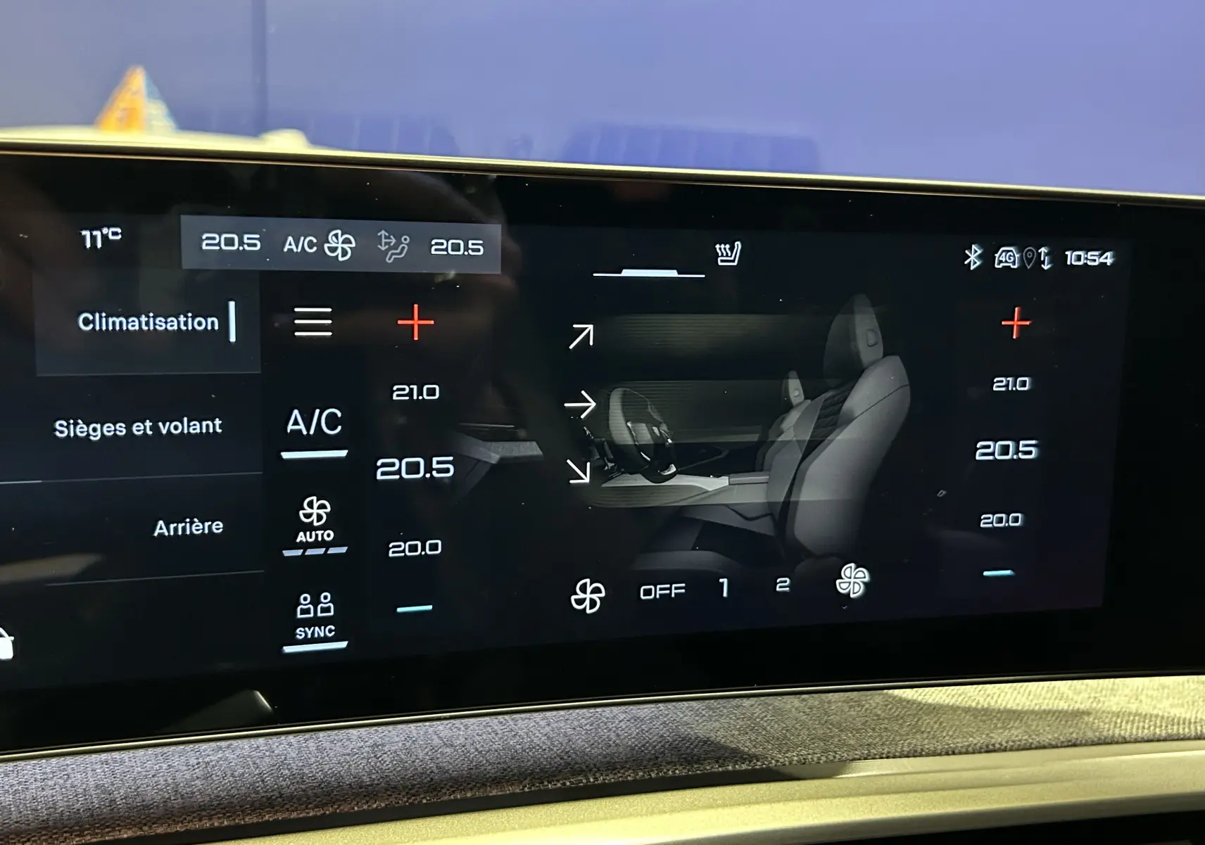 Écran tactile intérieur du Peugeot 5008 Hybrid 2025 affichant la climatisation et le réglage des sièges en vue latérale.