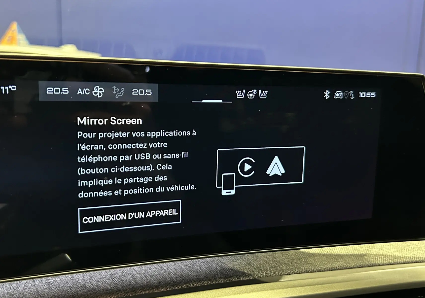 Écran tactile central du Peugeot 5008 Hybrid 145 GT 2025 affichant l'interface Mirror Screen en intérieur.