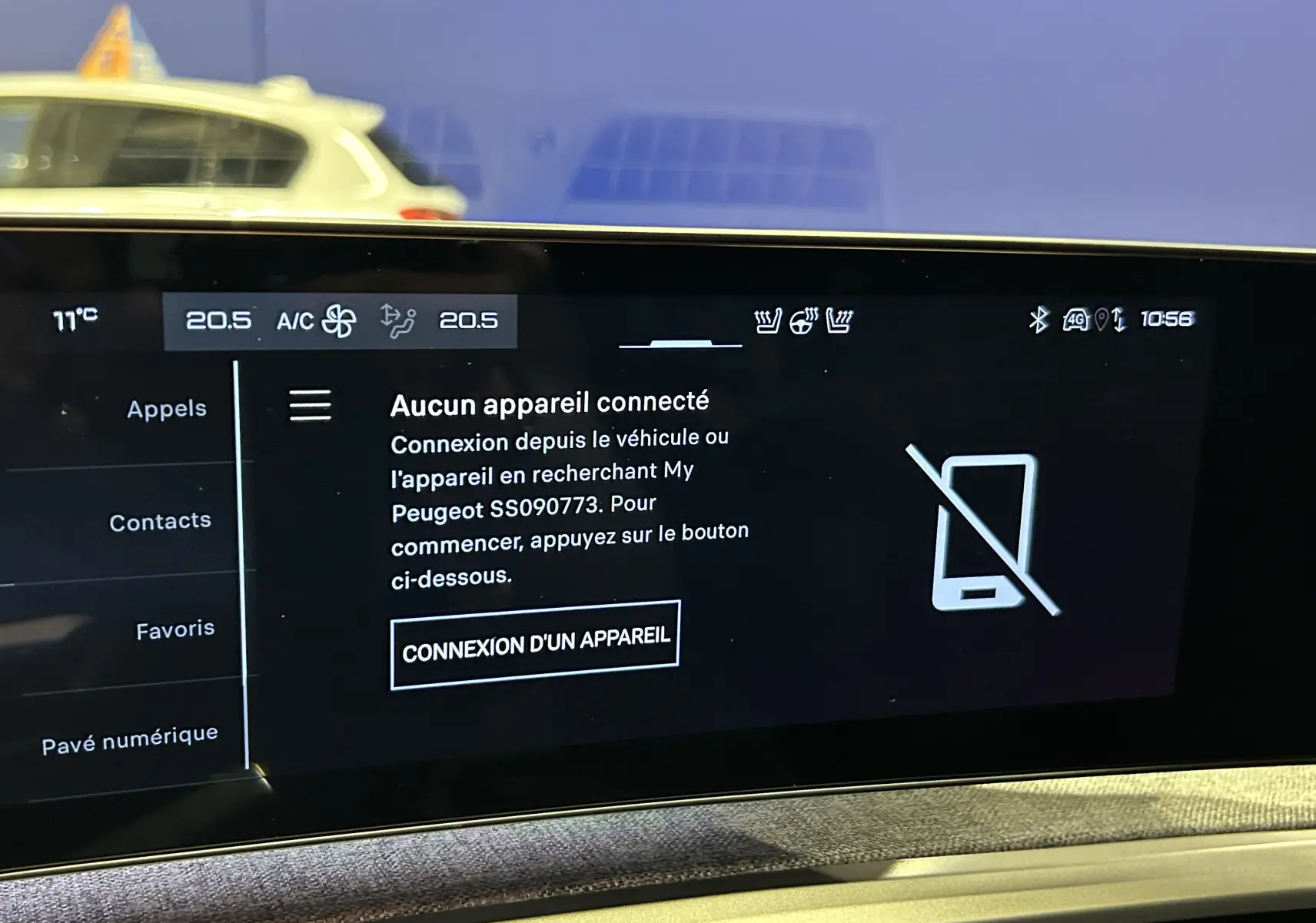 Écran central du tableau de bord du Peugeot 5008 bleu Obsession 2025 affichant la connexion Bluetooth inactive.