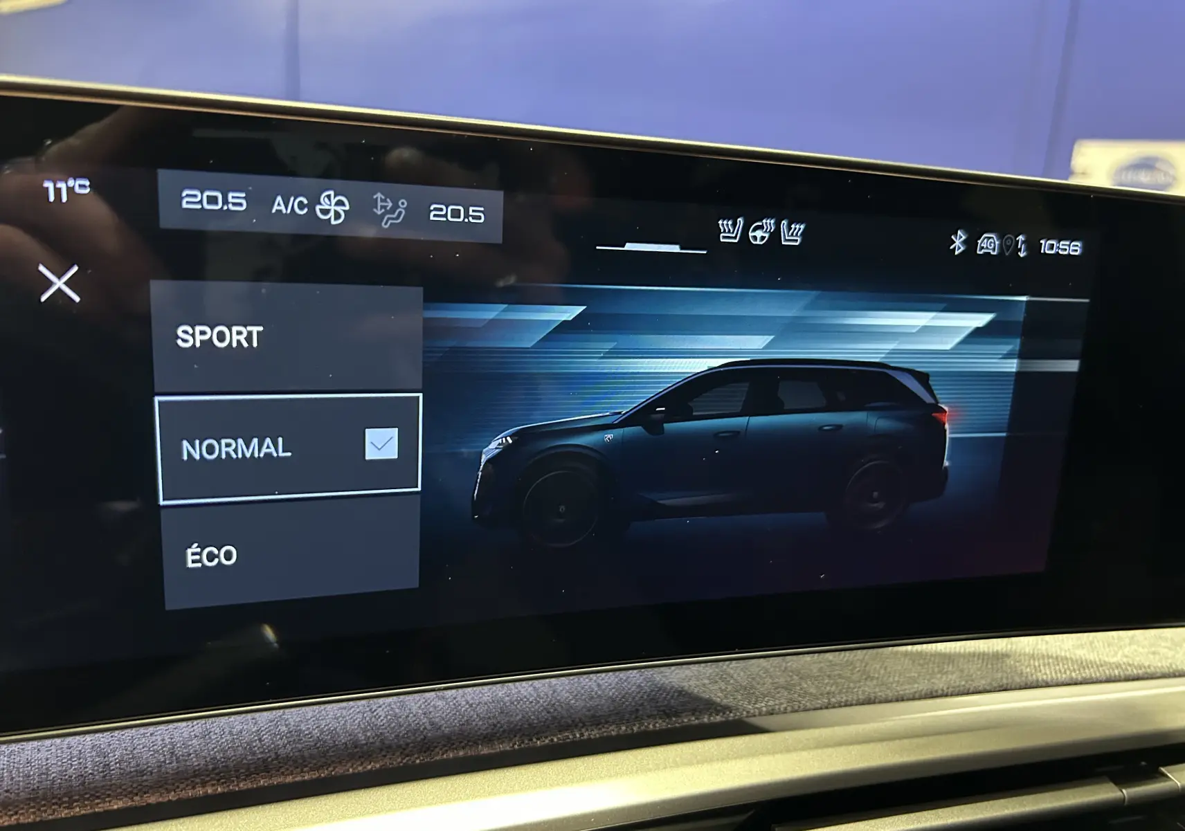 Écran tactile intérieur montrant le profil latéral bleu obsession du Peugeot 5008 III Hybrid 145 e-DSC6 GT en mode normal.