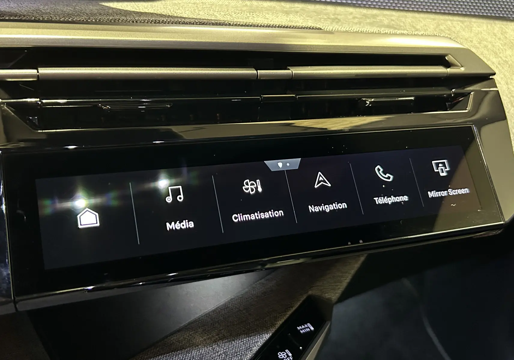 Écran tactile central du tableau de bord du Peugeot 5008 bleu Obsession, affichant les menus média, climatisation et navigation.