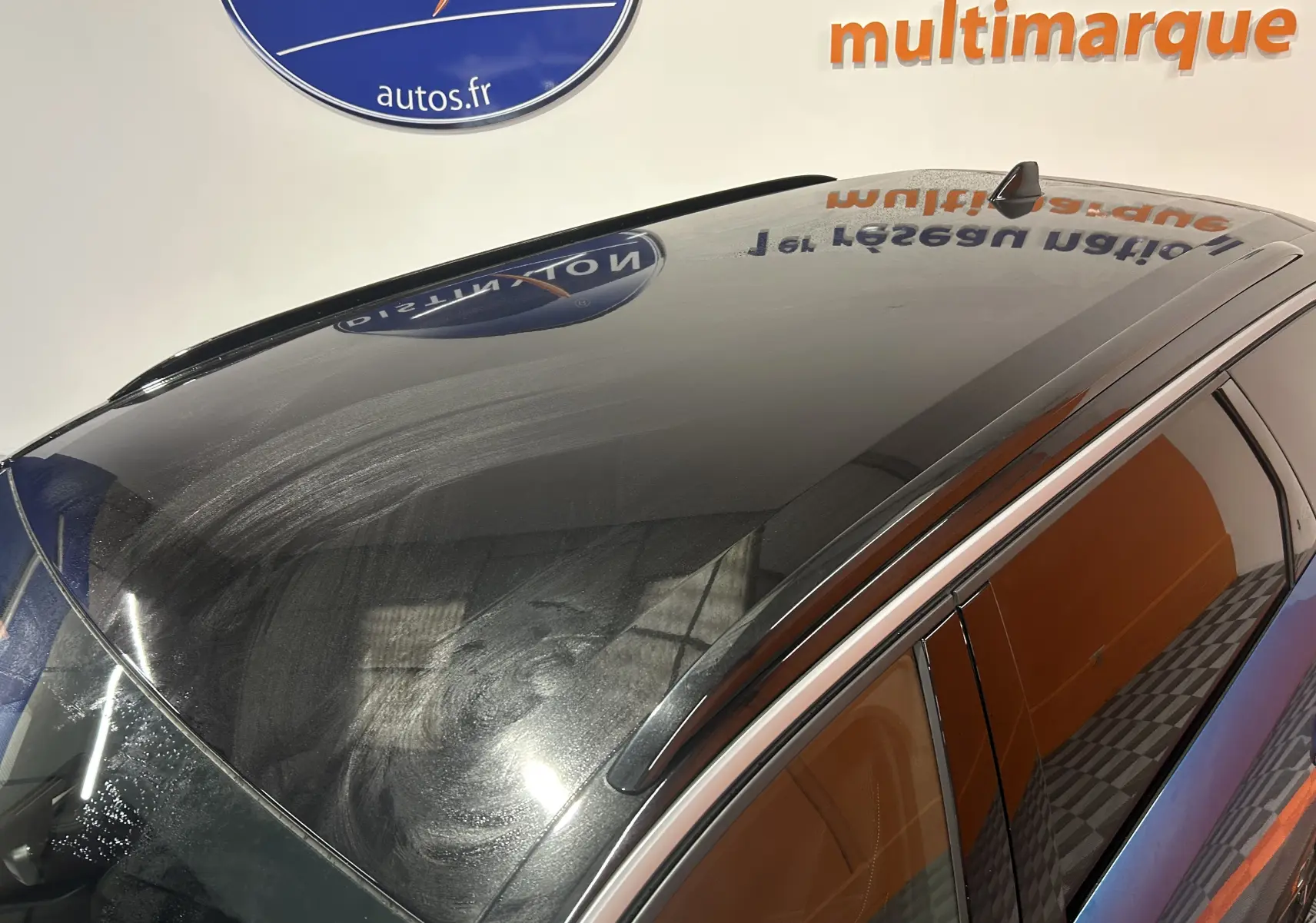 Toit panoramique noir brillant du Peugeot 5008 III Hybrid 145 e-DSC6 GT bleu obsession vu de dessus côté droit.