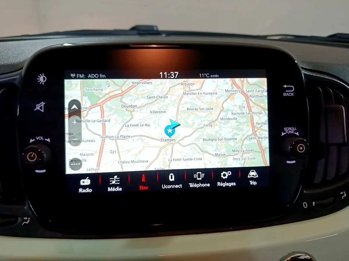 Écran tactile central affichant la navigation GPS dans l'habitacle clair d'une Fiat 500 Lounge 2019.