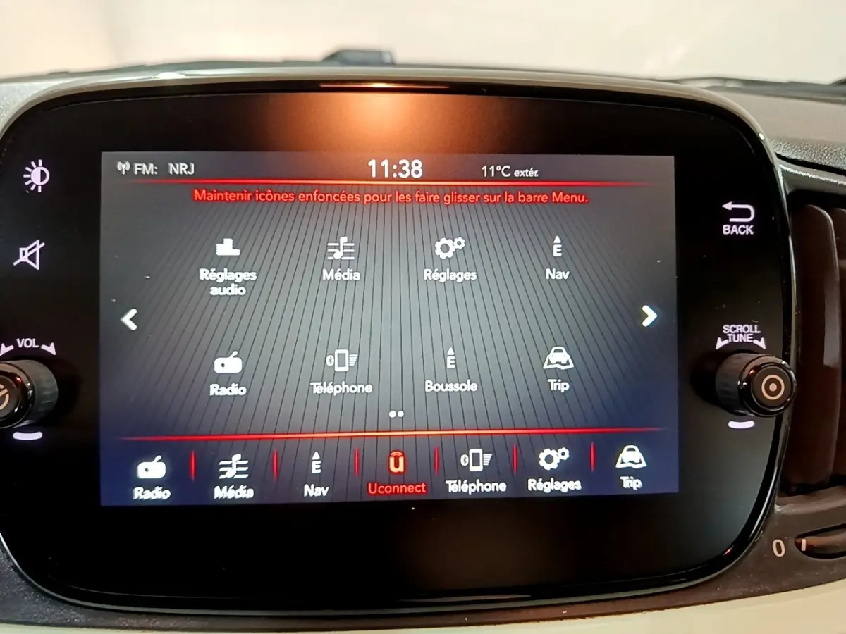 Écran tactile central de la Fiat 500 Lounge 2019 affichant les options multimédias et de navigation.