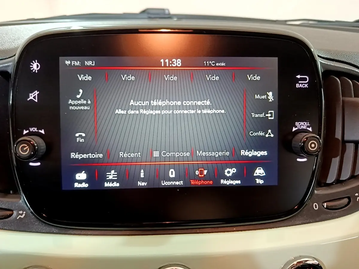 Écran tactile central du tableau de bord de la FIAT 500 Lounge 2019, affichant le menu téléphone en intérieur beige.