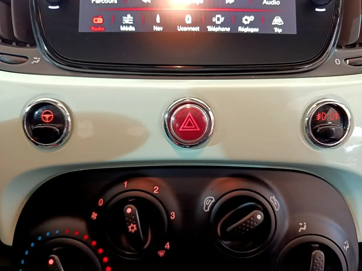 Gros plan sur la console centrale beige et noire de la FIAT 500 Lounge 2019, avec commandes climatisation et écran tactile.