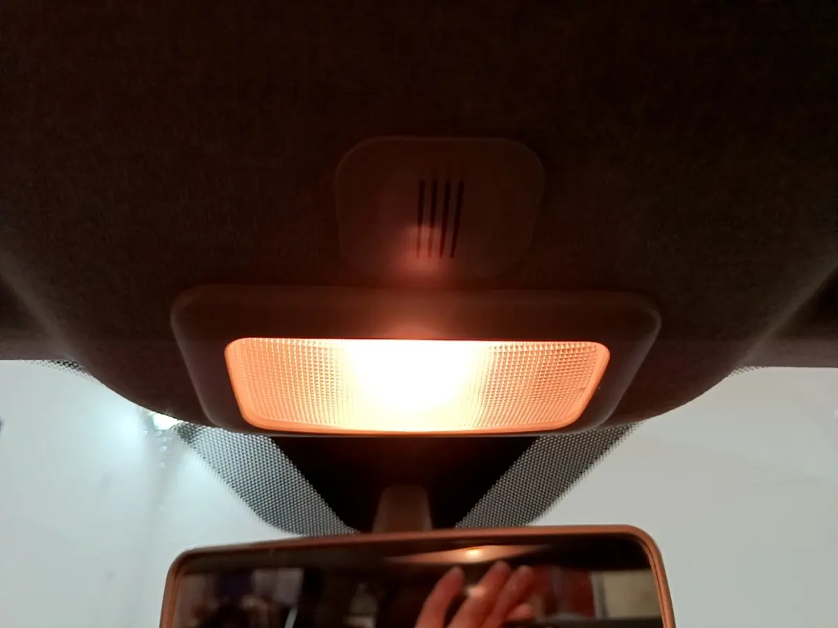 Plafonnier intérieur allumé vu de près avec rétroviseur central d'une Fiat 500 Lounge verte de 2019