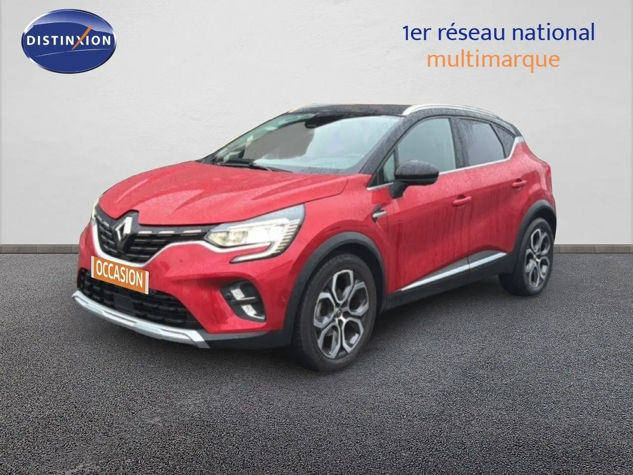 Renault Captur 1.3 TCE 155 EDC Edition One rouge flamme en 3/4 avant droit avec toit noir et jantes bi-ton.