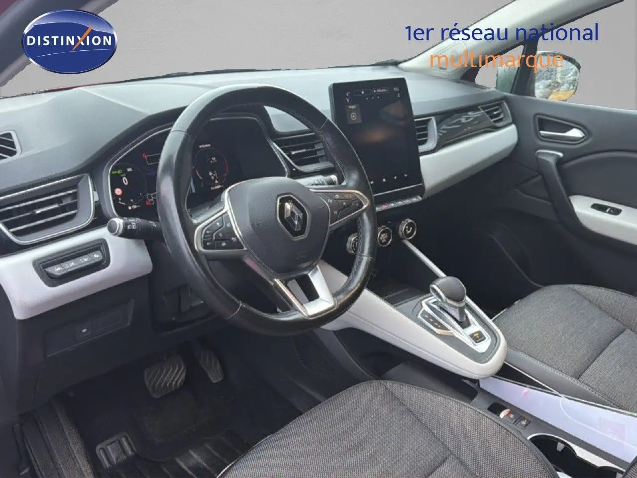 Vue intérieure côté conducteur du Renault Captur 1.3 TCE 155 EDC Edition One, tableau de bord moderne et volant noir.