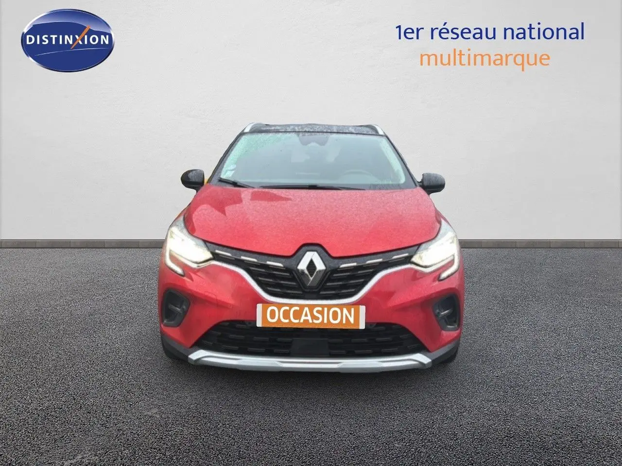 Vue de face du Renault Captur rouge flamme édition 2020 avec calandre noire et feux LED allumés.