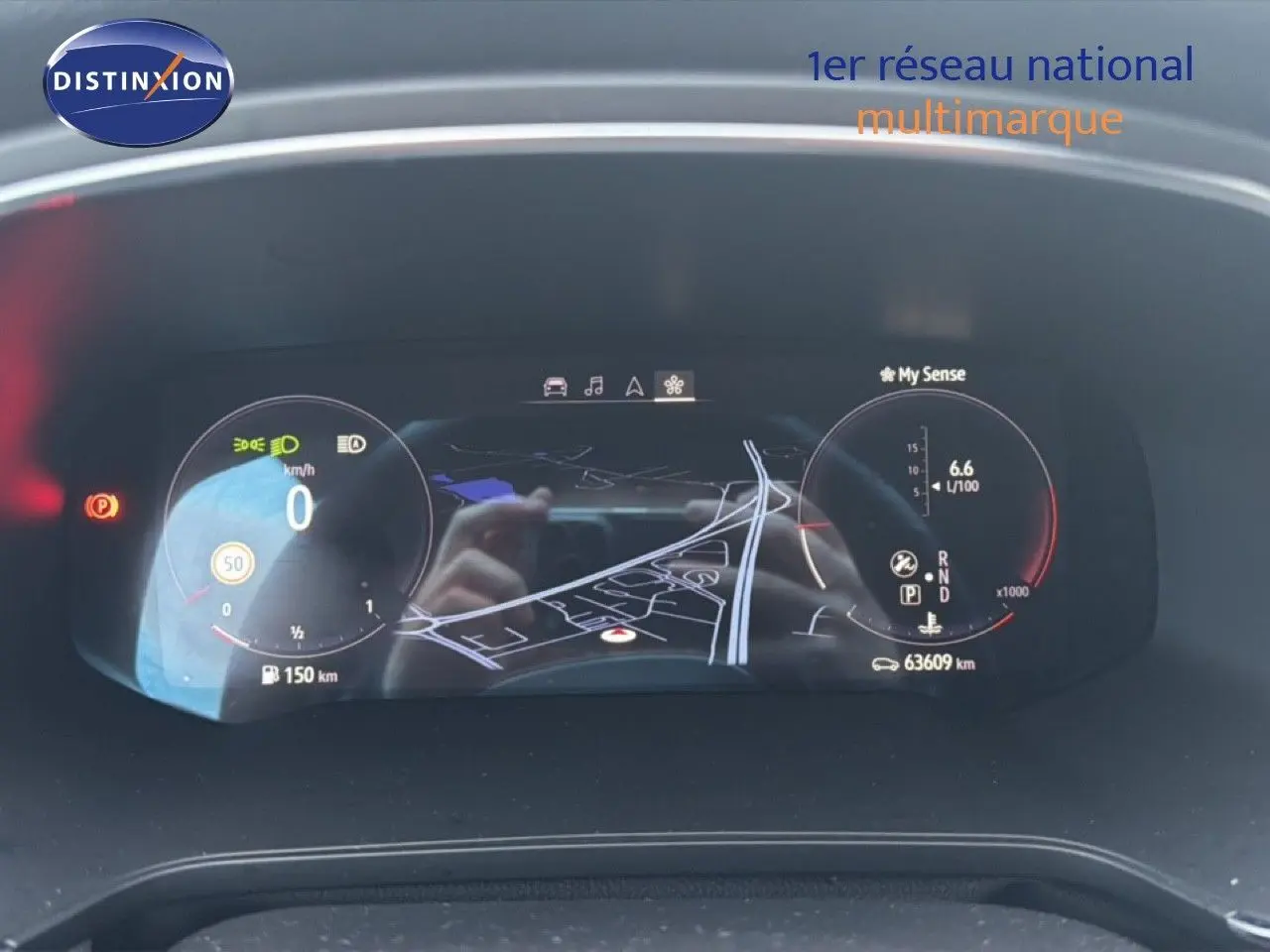 Tableau de bord numérique du Renault Captur 1.3 TCE 155 EDC Edition One affichant la navigation et les compteurs.