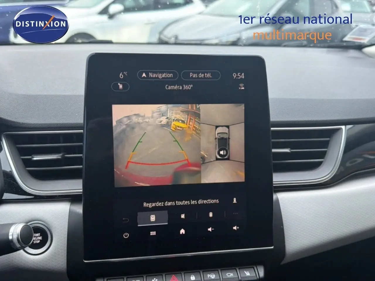 Écran central du Renault Captur 2020 rouge flamme montrant la caméra 360° avec vue arrière et dessus du véhicule.