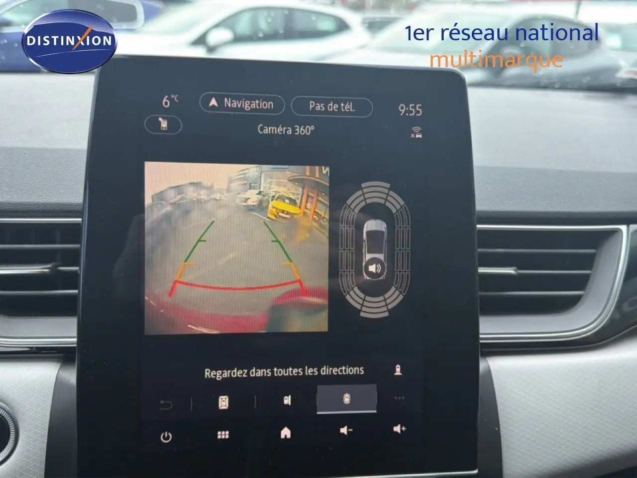 Écran central du Renault Captur 2020 montrant la caméra 360° avec vue arrière et alertes de proximité.