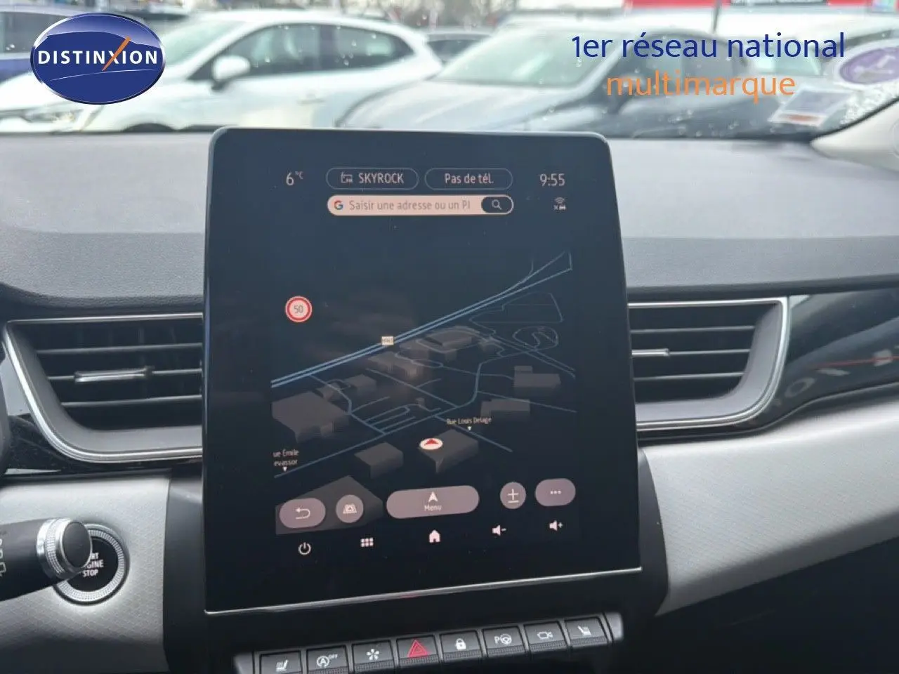 Vue rapprochée de l’écran tactile central du Renault Captur 1.3 TCE 155 Edition One, affichant la navigation.