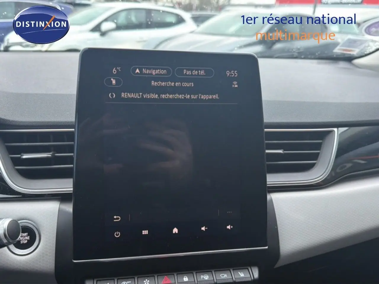 Vue intérieure centrée sur l’écran tactile du tableau de bord du Renault Captur 2020, ambiance moderne et épurée.