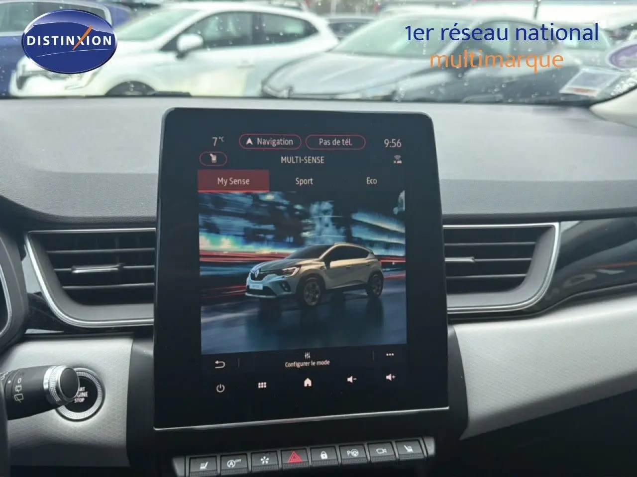 Vue intérieure du tableau de bord du Renault Captur 2020 avec écran tactile central affichant le mode de conduite My Sense.