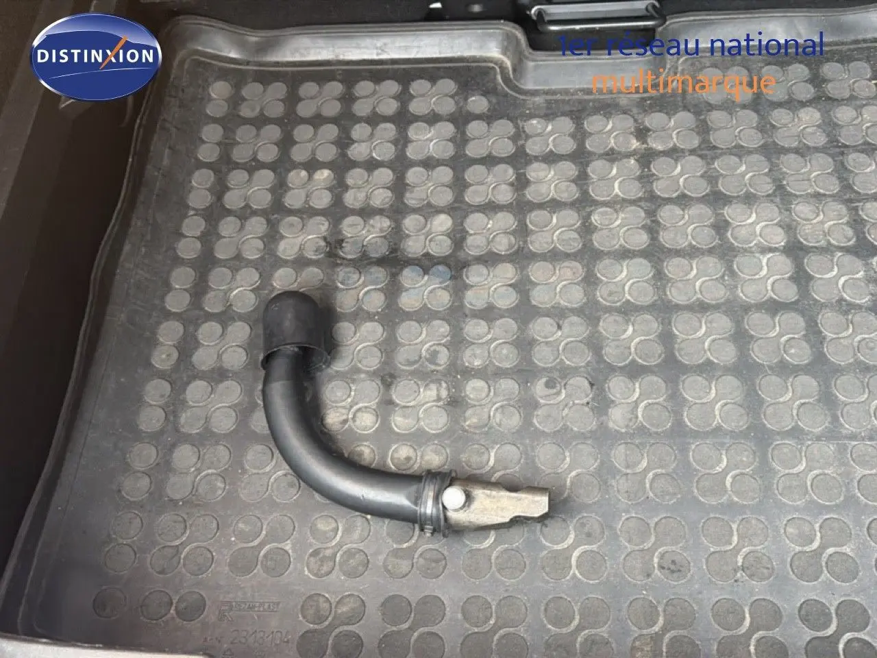 Image ne montrant pas le véhicule Renault Captur, mais un accessoire ou pièce détachée posée sur un tapis de coffre noir.