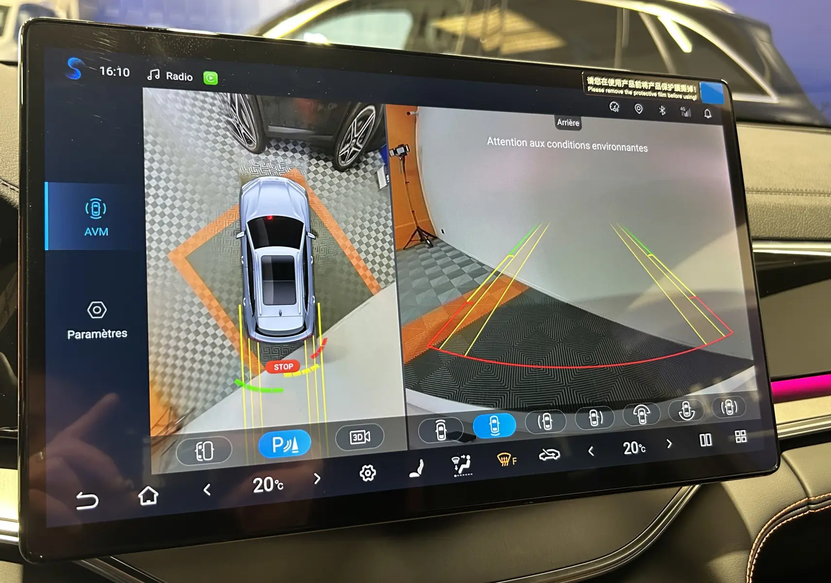 Écran tactile intérieur montrant la caméra 360 et la vue arrière du BYD SEAL U gris, avec repères de stationnement actifs.