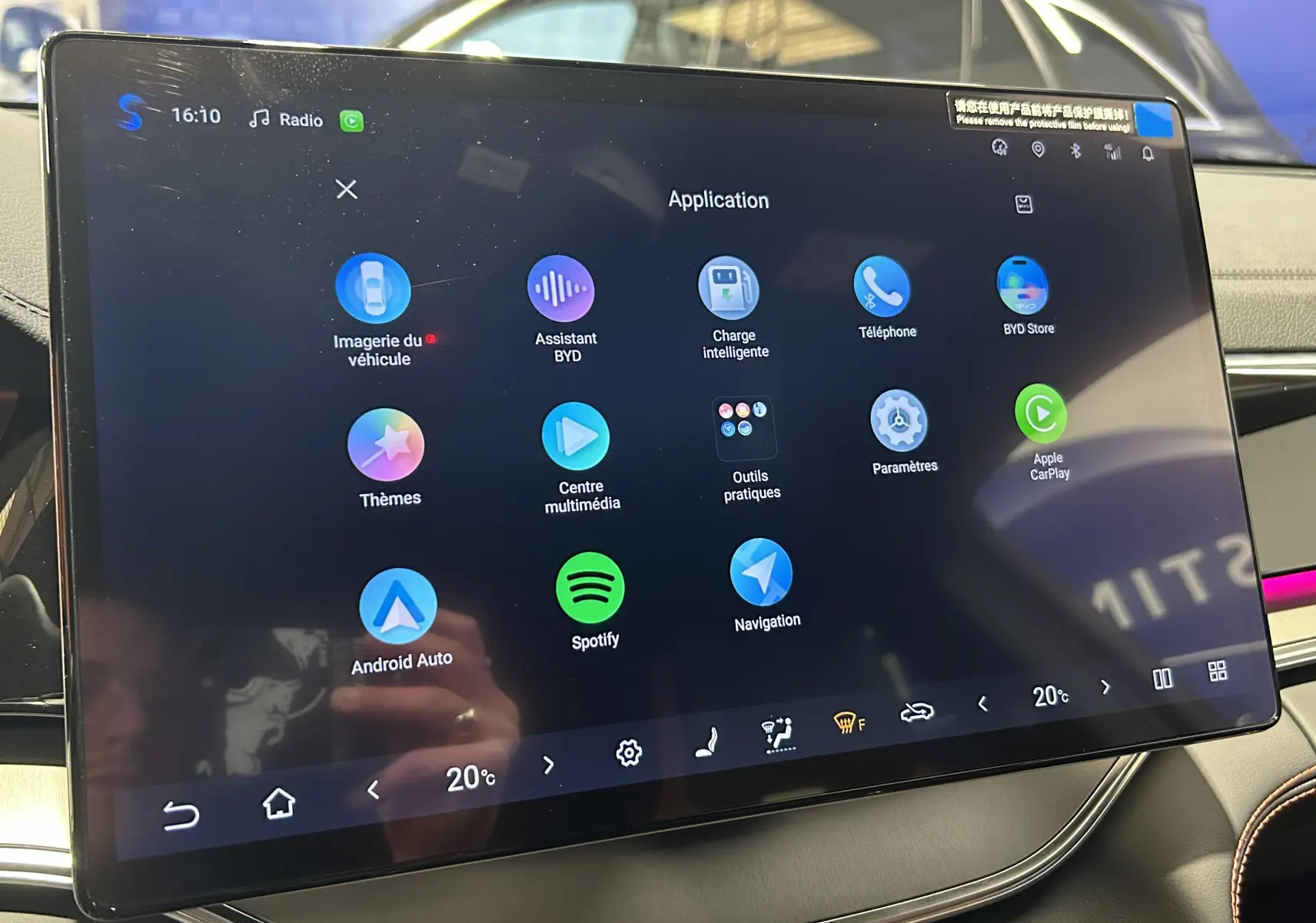 Écran tactile central du BYD SEAL U 2025 affichant les applications multimédia et de navigation, intérieur visible côté droit.