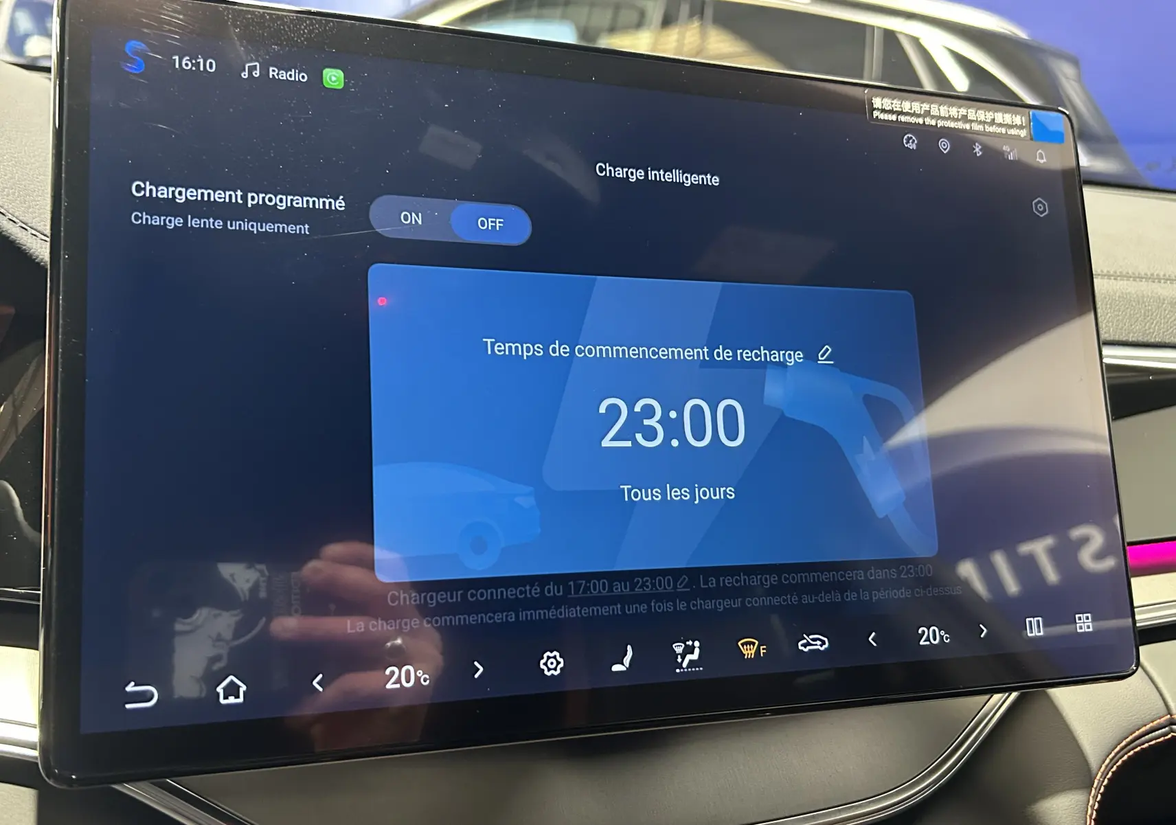 Écran tactile intérieur du BYD SEAL U affichant la programmation de la recharge à 23h, avec détails de température à 20°C.