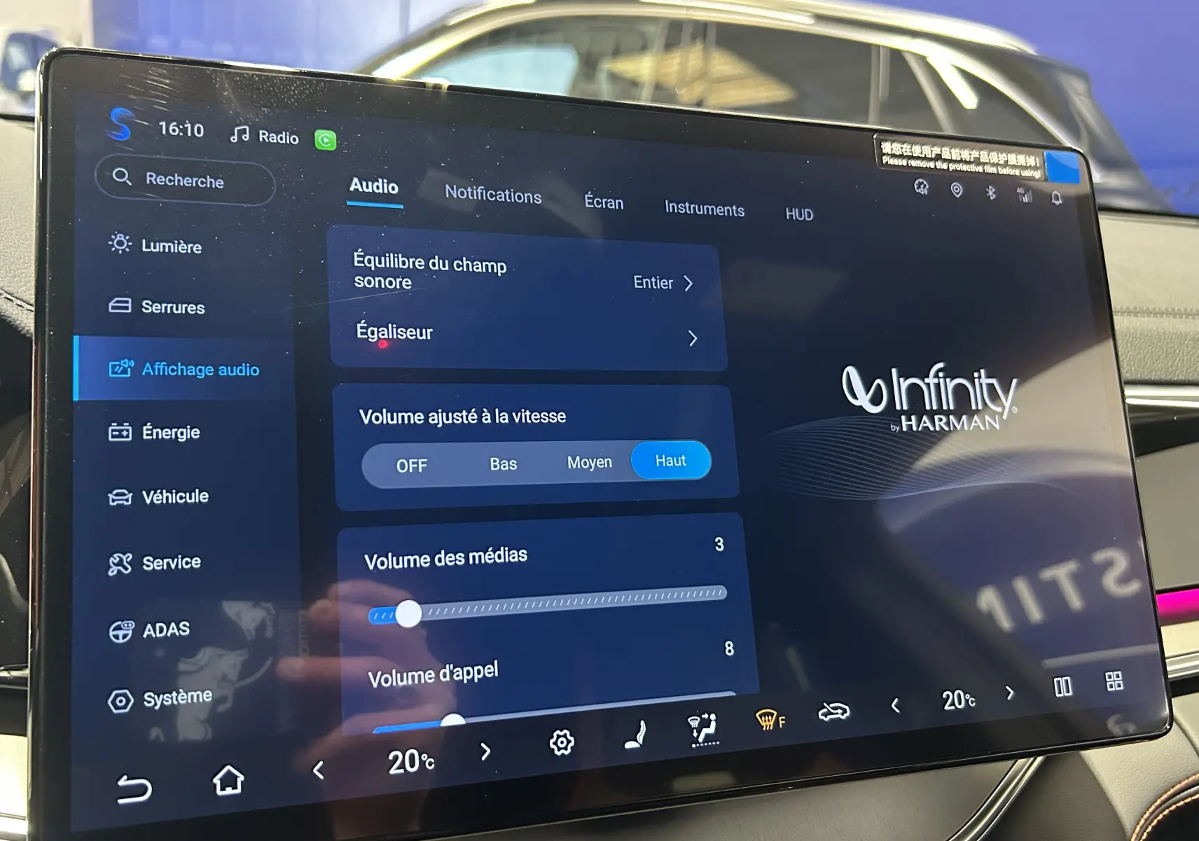 Écran tactile central du BYD SEAL U affichant les réglages audio Infinity Harman en intérieur, vue rapprochée.
