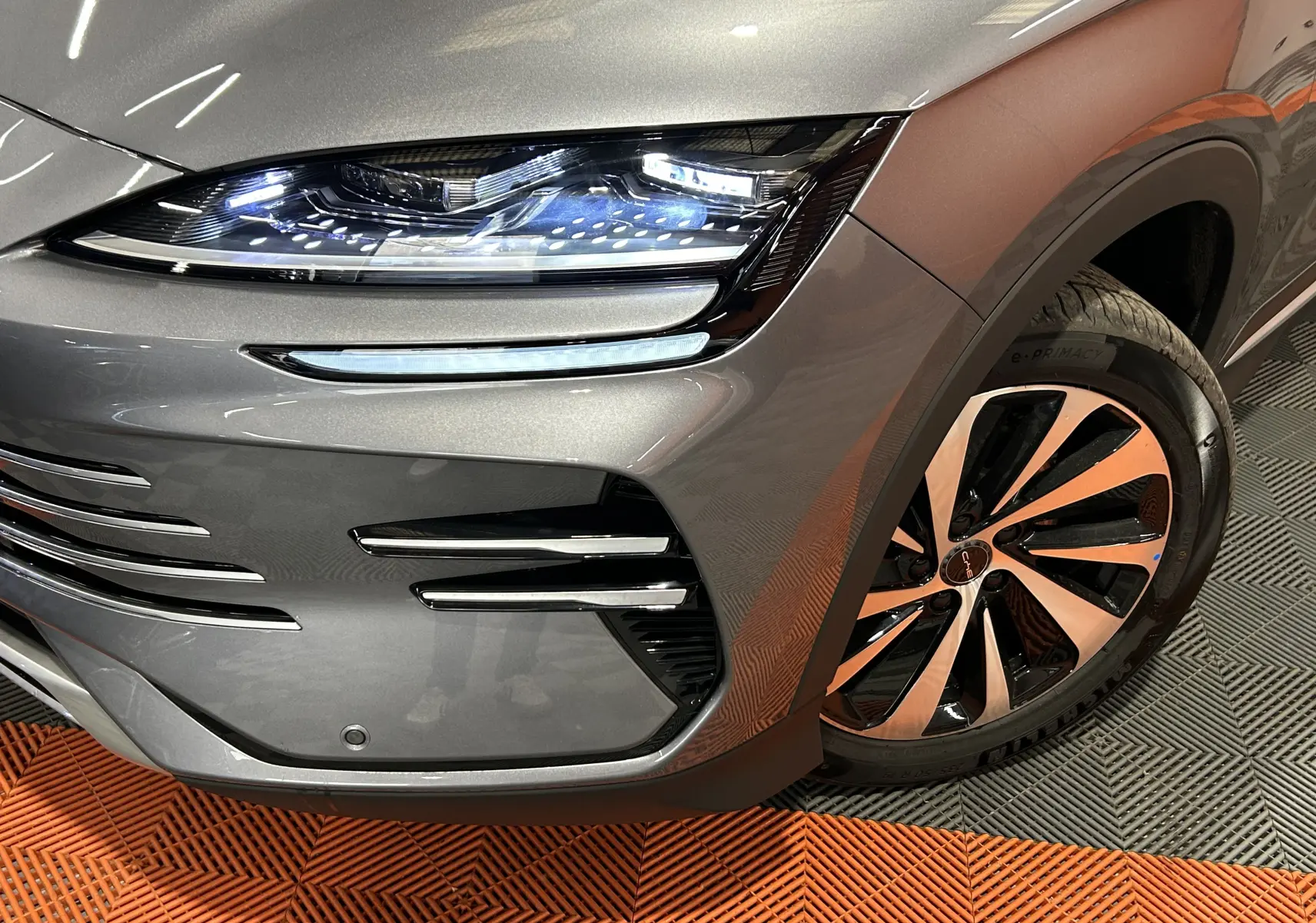 Gros plan sur l’avant droit gris métallisé du BYD SEAL U 2025, mettant en valeur le phare LED et la jante bi-ton.