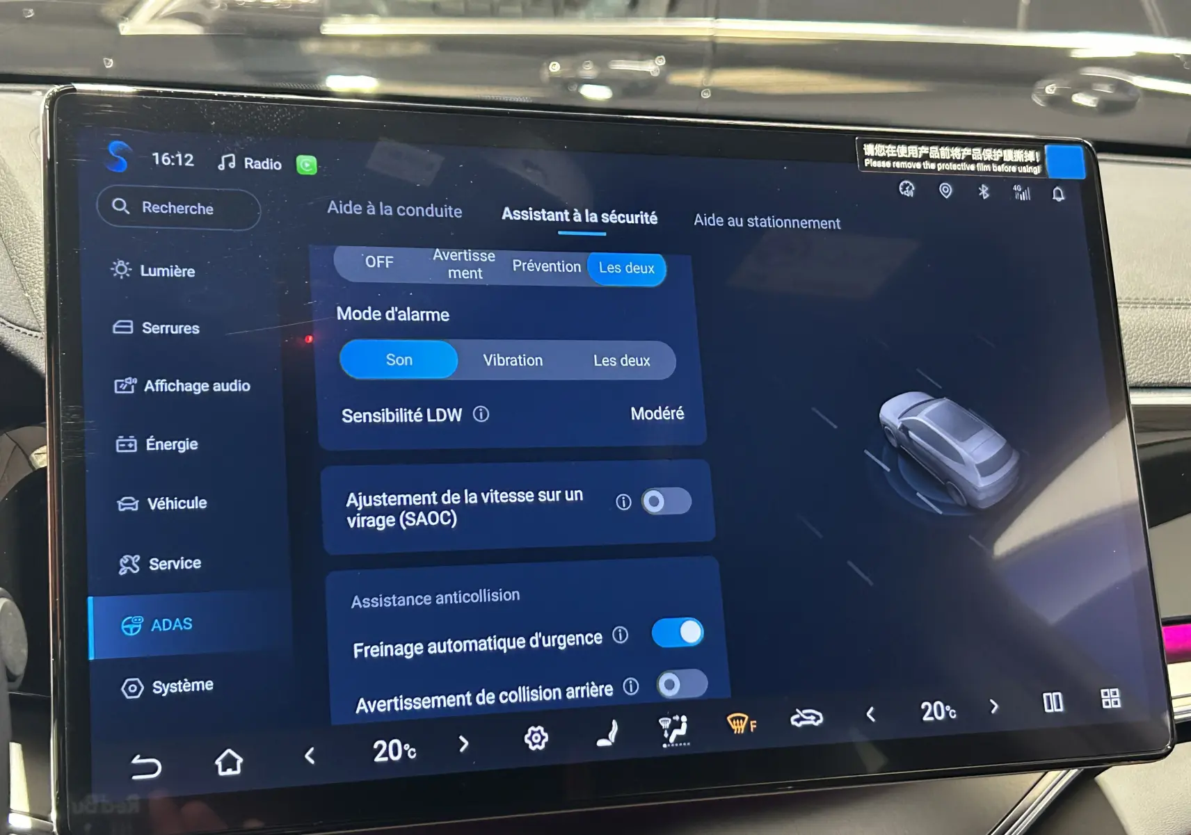 Écran tactile intérieur du BYD SEAL U affichant les réglages d’assistance à la sécurité et la température à 20°C.