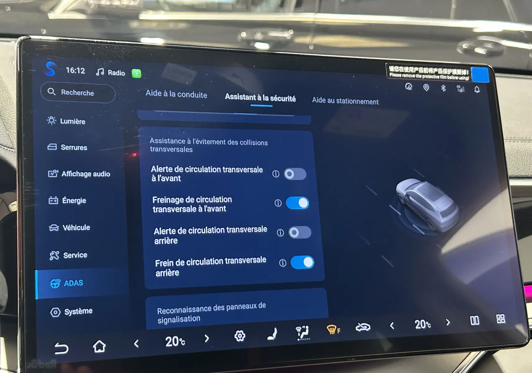 Écran tactile intérieur du BYD SEAL U montrant les options d'assistance à la sécurité avec interface en français.
